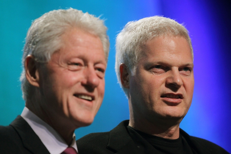跳楼身亡并终年55岁的史提夫宾（右），曾监制2004年动画作品《北极快车》，左为前美国总统克林顿。