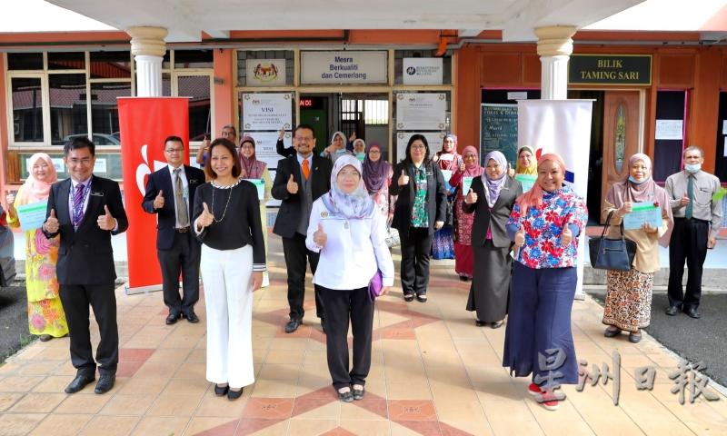 吉隆坡联邦直辖区教育局主任玛斯娜（前排右二）与依兹琳（前排右）出席孟沙与半山芭一带的ONE PASS安装仪式后合影。

