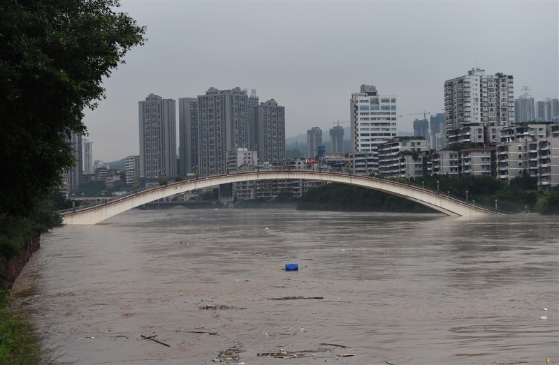 中国贵州、重庆至长江中下游一带近来暴雨，预计仍持续多天，已有多地传出灾情。重庆22日出现80年来最大洪水，水位一度超过堤防防洪上限。（中新社照片）