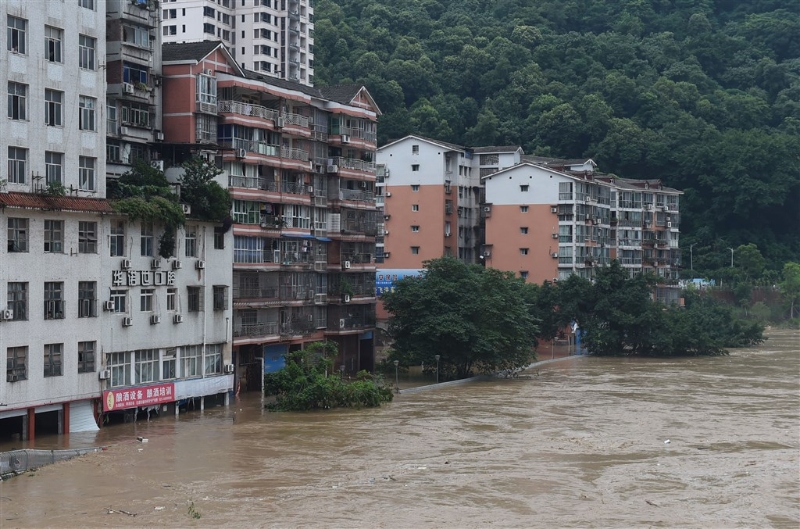 受水灾影响，重庆多处沿江公路被淹，铁轨中断，重庆綦江滨江路一楼商舖全被水淹没，多处发生土石流。（中新社照片）