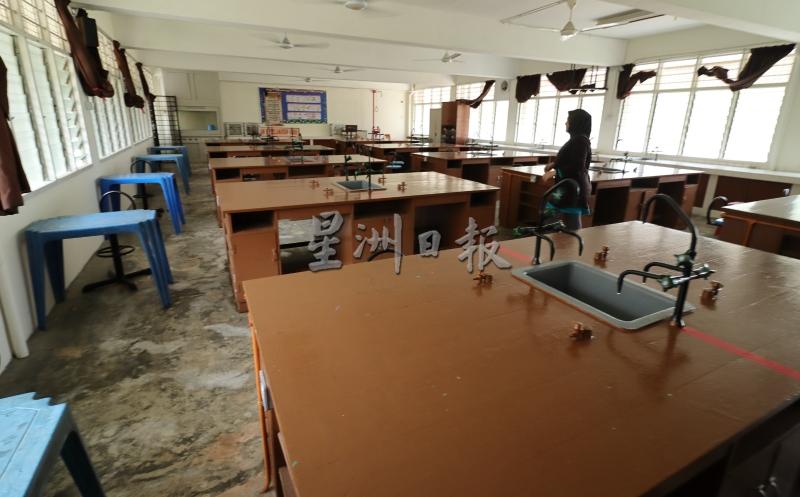 丹那布爹中学的科学室也是教室之一。