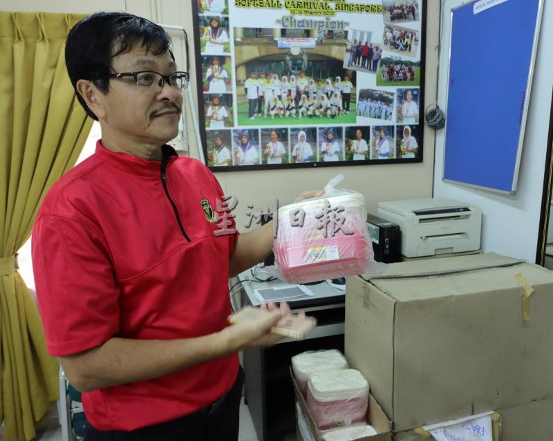 陈国辉指出，校方已准备360个饭盒给学生。