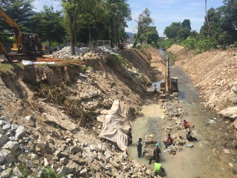 水利灌溉局日前已在克兰芝展开工程，在河岸边筑起石墙。