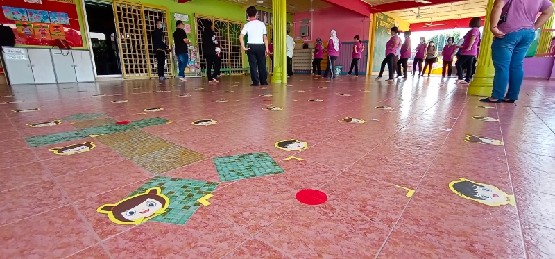 芙蓉学仁科技幼儿园在地上贴上圆点标签，让小朋友根据圆点保持社交距离。