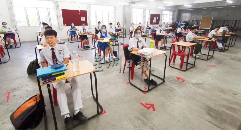 久违的校园钟声敲响,培南华中中五生在新常态下重返校园复课。 久违的校园钟声敲响,培南华中中五生在新常态下重返校园复课。