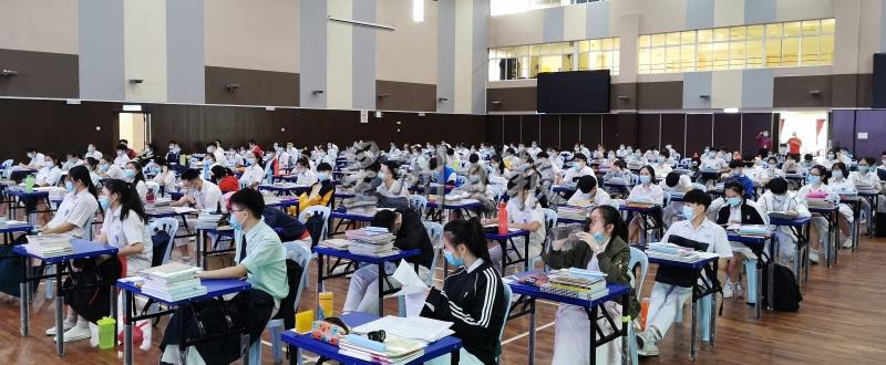 为让学生在上课时候保持社交距离，巴生中华独中将一些班级移到空间较大的讲堂和礼堂上课。