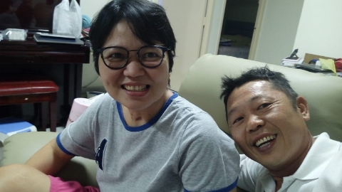 刘美英已经逐步在康复中，家人去探访她时开心的展笑颜。