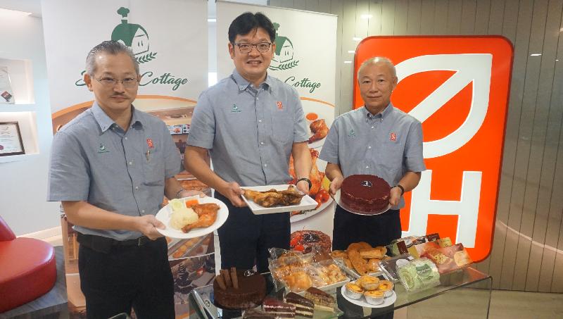 刘裕汉（中）偕同龙合国际首席财务员周永乐（左）
与麦可思顾问桂涌淙，展示麦可思一系列畅销食品。
