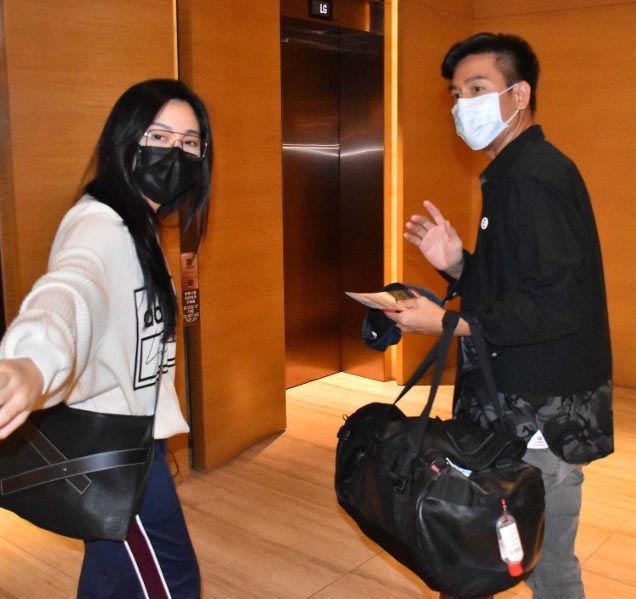 马国明23日被拍到争取时间与女友汤洛雯约会，两人还友善向记者道别才乘坐电梯到汤洛雯寓所。