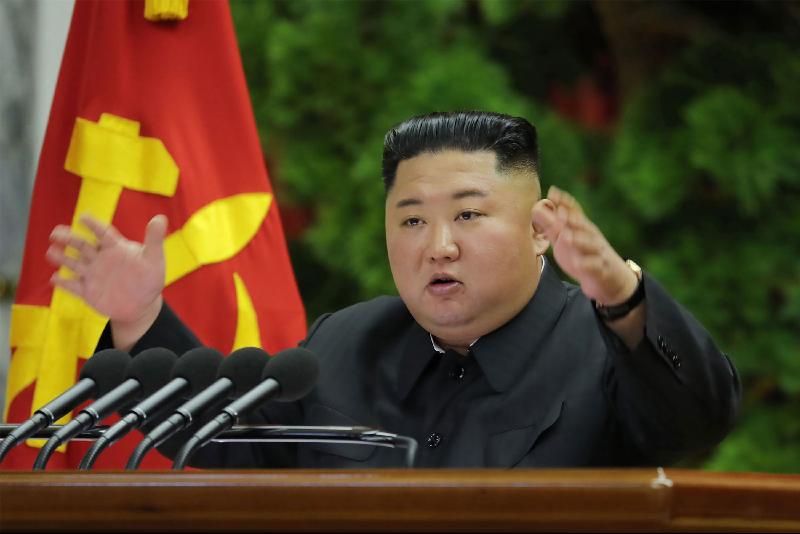 朝鲜领导人金正恩周二决定暂停朝鲜军方对韩国采取报复行动的计划。图为朝鲜政府5月24日发布的金正恩在劳动党中央军委会议上发言档案照。（图：法新社）