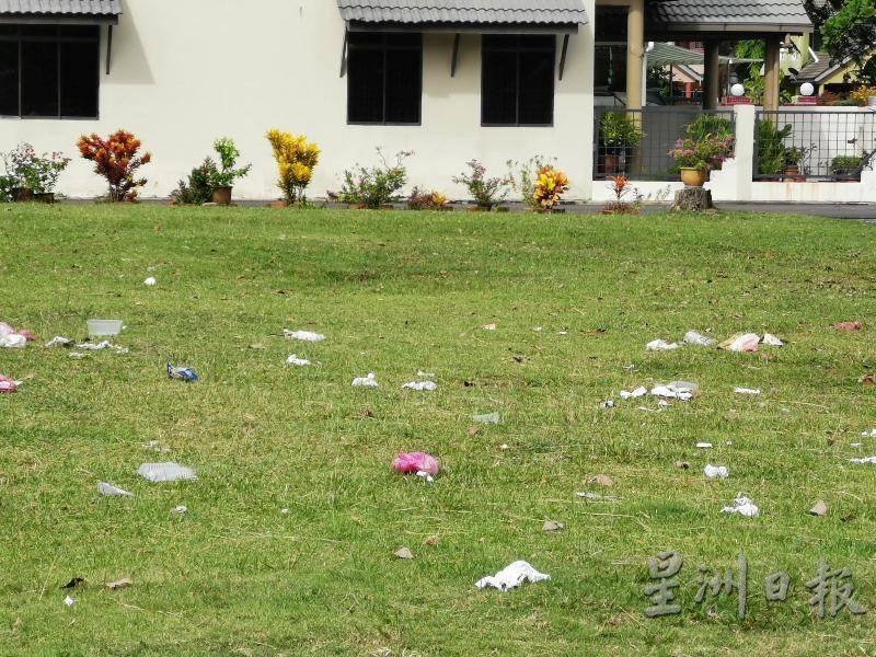 垃圾散落到公共草场，影响其他居民的居住环境。