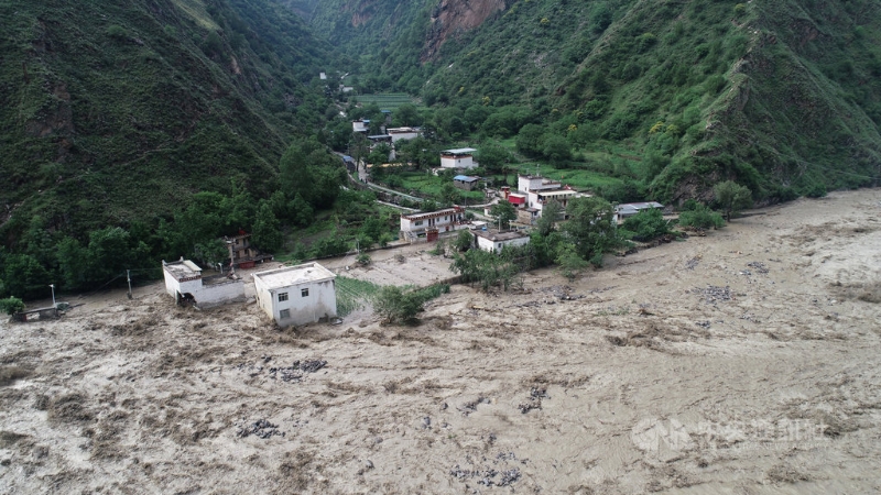 6月17日，四川省丹巴县的民房被土石流淹没，当地紧急疏散居民2万余人。（中新社照片）