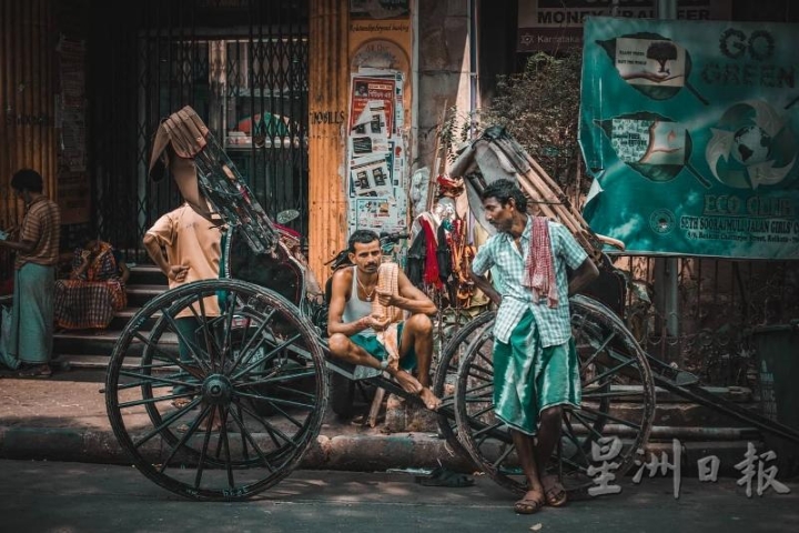 加尔各答（Kolkata）至今仍保留传统人力车夫的行业，成为一道美丽的街景。