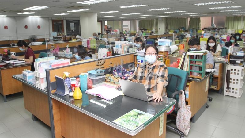 为配合防疫措施，兴华中学的教职员办事处装上隔离板。