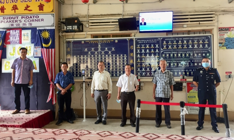郑新龙（左一起）、颜荣锦、彭德新、苏昌彬、陈传财和林建达到校了解复课情况。
