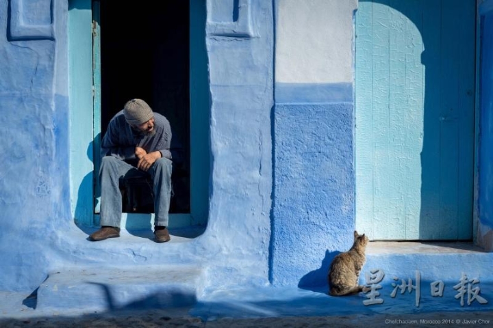 庄德铭擅长用镜头说故事，在摩洛哥的蓝色小镇，他就摄下这幅人与猫的有趣画面。