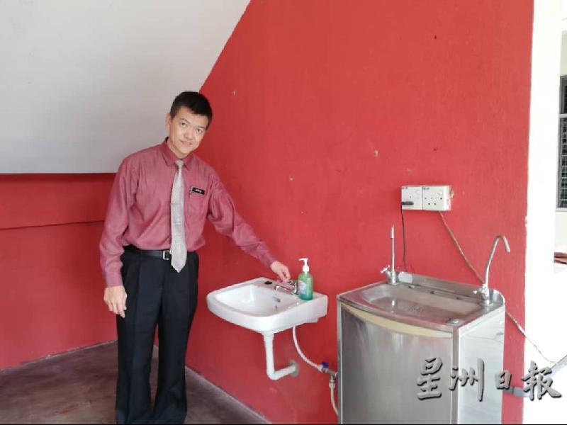 张国顺感谢董事部在课室外增设洗手盆，方便学生洗手。