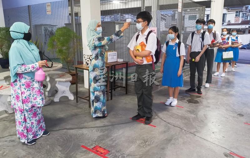 培南华中老师们化身为“巡察员”，驻守校园门口为学生测量体温。