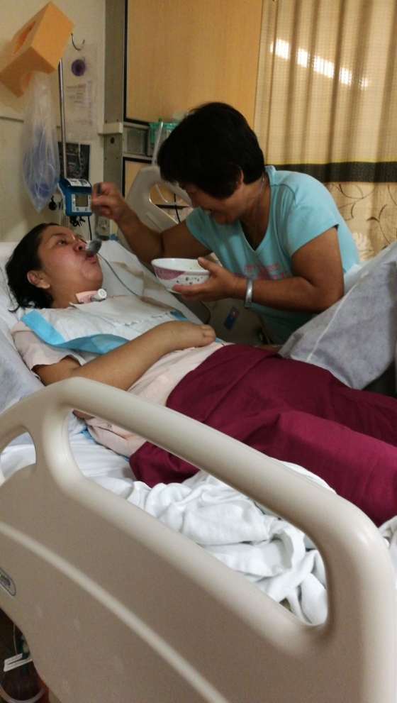 昏迷53天后苏醒的刘美英，一切生活起居都需要家人及医护人员照顾。