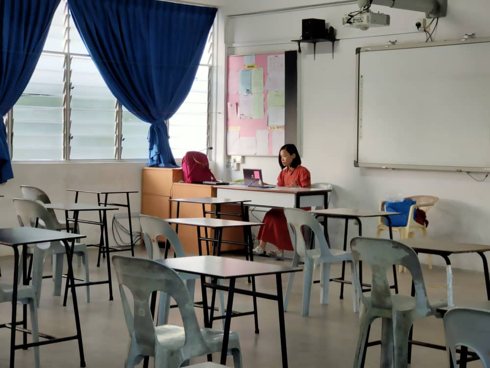 教育部指示教师返校，在槟州恒毅中学的一课室里，单独在课室内为暂未获准返校的学生进行网课教学。