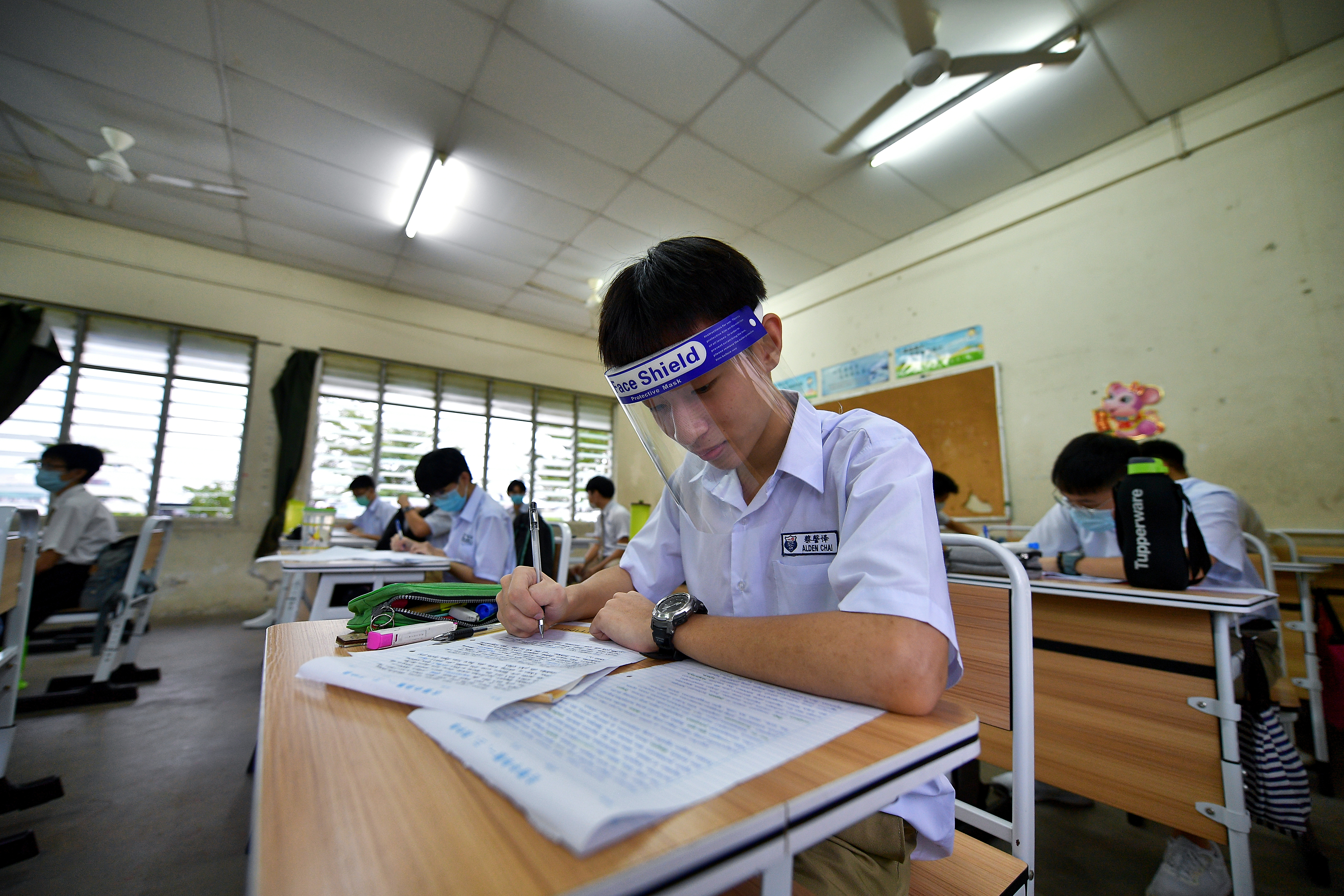 为了加强防疫措施，除了带口罩，学生也戴上面罩以作防疫。