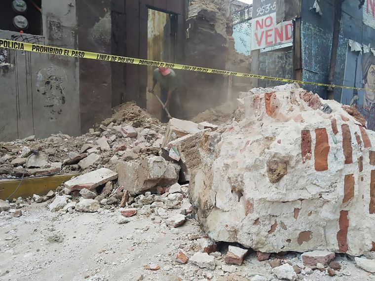 墨西哥强震，造成山崩地裂，房舍坍塌。（图：新华社）