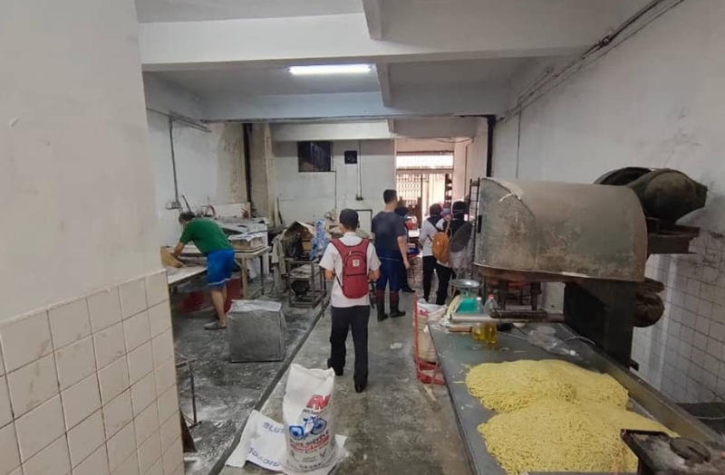 环境与卫生组旗下的食品品质小组官员星期三前往泗岩沫一间面食制造厂突击检查。
