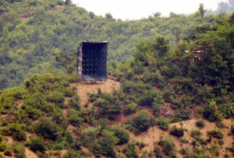 周二，从韩国边境江华郡的了望台远眺，可见朝鲜的开丰郡装置了扩音器。据报道，朝鲜周三已开始拆除刚在边境安装的扩音器。（图：法新社）