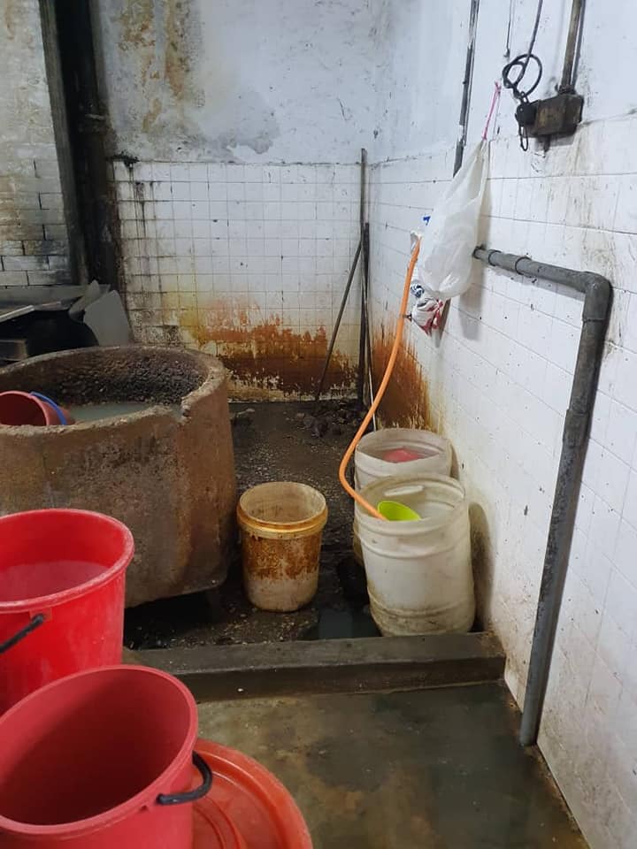 官员检查面食制造厂时，发现环境不符卫生资格，食品区的地面与墙面有黑色污迹、处理食品的器具肮脏。