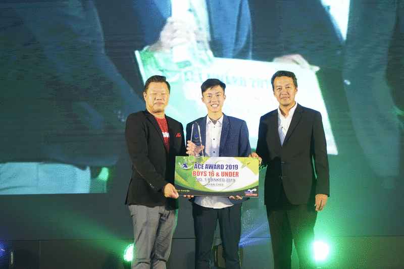 徐绍扬（中）荣获2019年全国少年网球排行榜16岁以下榜首。