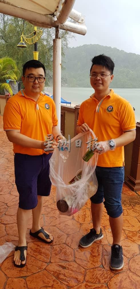 刘永达（左）及郑嘉勇（右）希望透过活动，以行动来唤醒人民爱护海滩干净的醒觉意识。