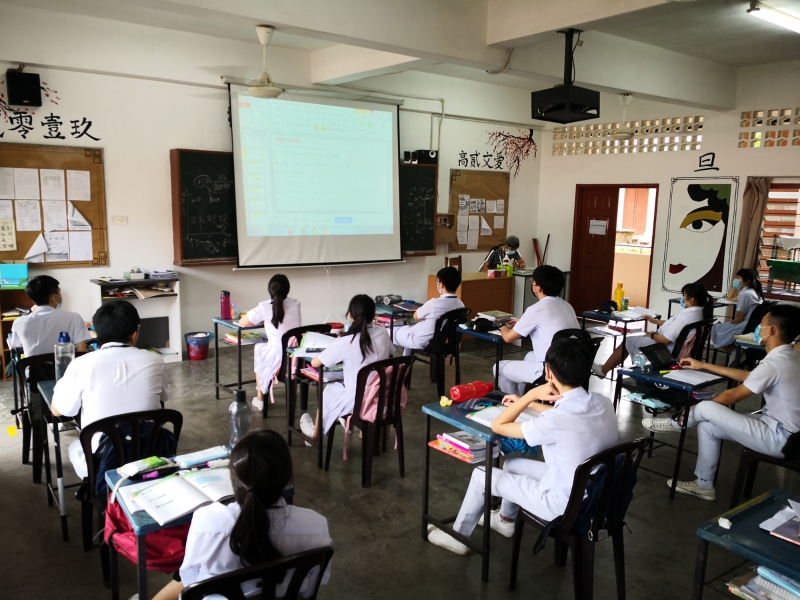 华仁中学高三班级从原本的10班改为20班，以确保学生们在课室内的座位都保持1公尺社交距离。