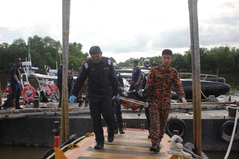 搜救队伍将坠海印尼船员的遗体运返峇株巴辖码头。