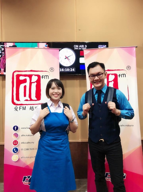 爱FM下班节目《话龙点经》DJ黄晓涵（左）及梁金龙也穿上校服主持电台节目，直播时吸引大批观众涌入观看，共同回味昔日的校园生涯。