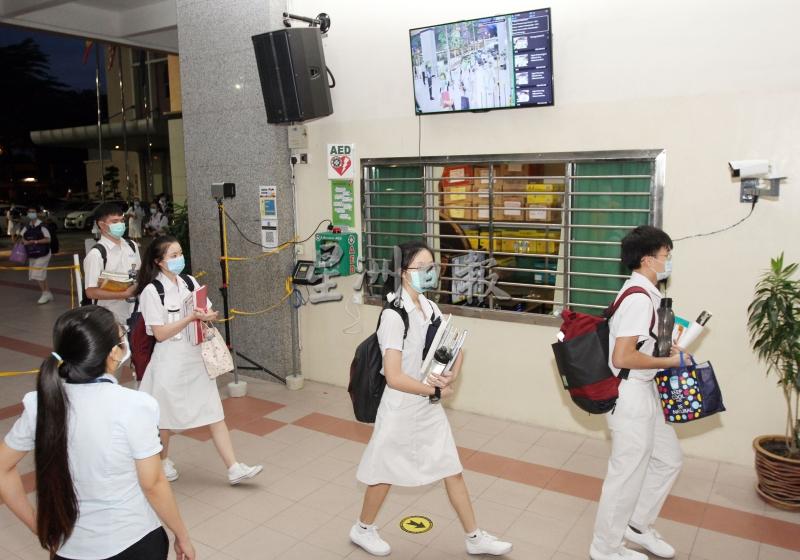 兴华中学在仁爱广场设红外线检测系统，只要任何人经过该处时都能自动检测体温。