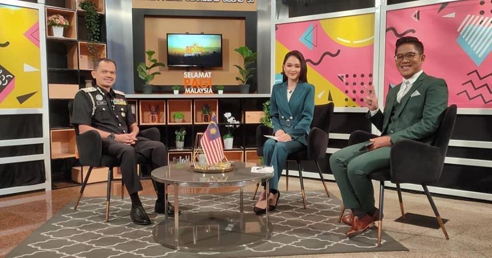 莫哈末费兹（左）上RTM 《早安大马》节目受访，谈论人口贩卖和走私移民课题。左起是节目主持人安迪和苏海达。