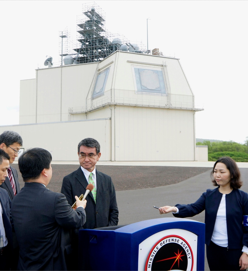 日本防卫大臣河野太郎今年1月在美国海军基地检验了陆基神盾导弹防御系统后在夏威夷考艾岛受到记者的追访。（美联社照片）