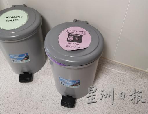 如果有任何细胞毒性的医疗垃圾，必须丢进紫色垃圾袋。在癌症治疗中心，四处可见贴上有“Cytotoxic”字眼的垃圾桶。
