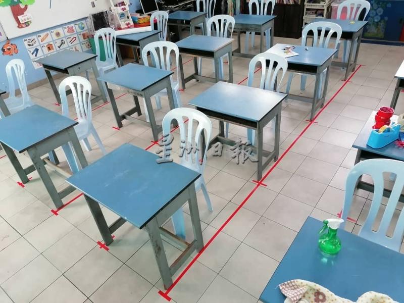 一些学校也以一年级桌椅取代原有学前教育桌椅，让学生独立一个座位上课，地面上也标记了桌子与桌子之间的距离。