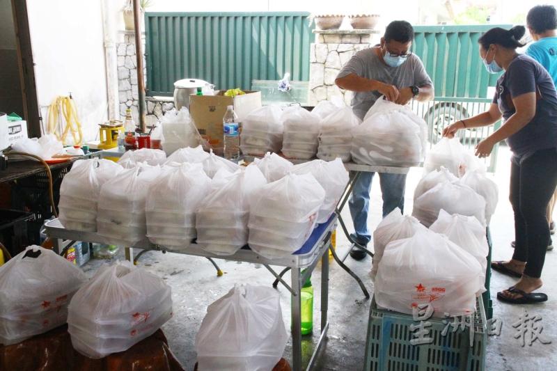 每天圆梦慈善义工团都要准备大约300份盒饭，派送到吉隆坡的各个角落。