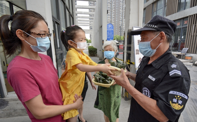 北京市丰台区宛平城地区沸城社区的20多名居民把自家包的200多个香粽送给工作在防疫一线的工作人员，给他们送去端午节的问候。  （新华社照片）
