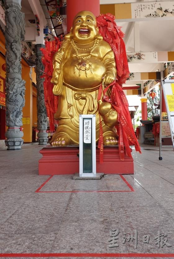 亚沙仙四师爷千古庙每尊神像前都设好社交距离，让信众可保持安全距离。