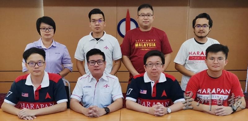霹雳州社青团针对西华苏巴马廉加入民政党一事发表文告。坐者右二是团长周锦欢。