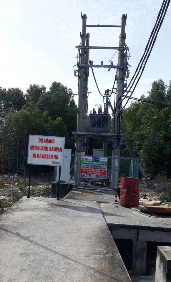 4马路设有发电站，同时也挂上禁止丢垃圾的告示牌，可还是有居民将垃圾丢在附近，引来野猴觅食、拉扯电线。