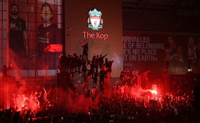 在利物浦确定锁定英超冠军后，数以千计的红军球迷在安菲德球场外集聚庆祝。（法新社照片）
