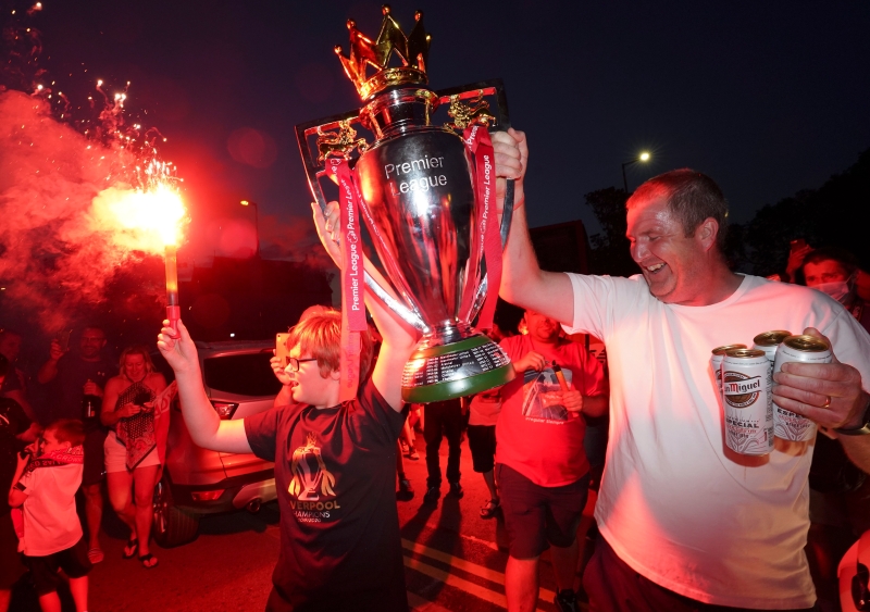 30年来首夺英超冠军，利物浦球迷热情欢庆。 （美联社照片）
