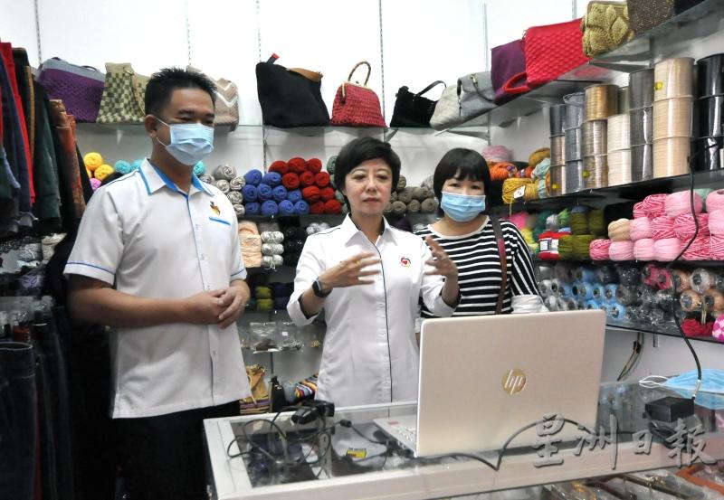 张聒翔（左起）和陈丽群到场为直播站台，鼓励公市贩商尝试以新模式经商。