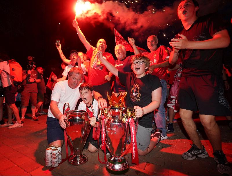 利物浦球迷得知曼市输球后，兴奋地上街庆祝“利记”提前夺冠。（图：美联社）