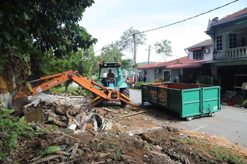 县议会被迫出动大型垃圾槽来装运大量被拆毁后的建材。