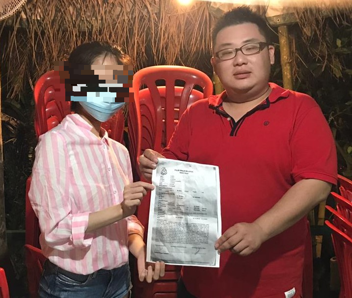 李文彬（左）接获日籍华裔女子的求助后，陪同她前往警局报案。